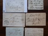 quelques vieilles lettres et enveloppes posées sur une table en bois