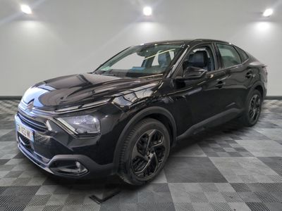 le 4x4 noir est garé sur le sol en damier d'un garage