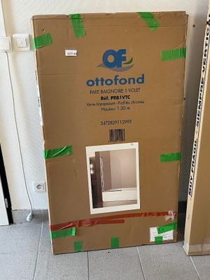 Deux cartons sont posés par terre, l'un à côté de l'autre.