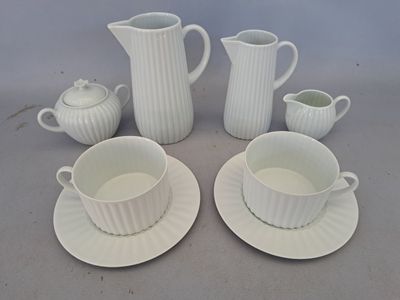 quatre tasses et deux soucoupes sur la table