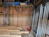de nombreux morceaux de bois dans une pièce en cours de construction
