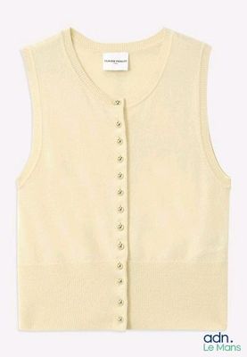 un gros plan sur un gilet d'enfant à boutons