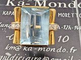une bague sertie d'une pierre bleue