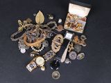 beaucoup de bijoux sur la table et une montre