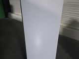 une photo d'un réfrigérateur blanc dans un garage