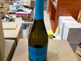 une bouteille de vin posée sur une boîte dans un magasin
