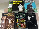 de nombreux livres posés sur une table