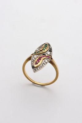 un gros plan d'une bague en or ornée d'un papillon