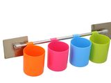 Des tasses aux couleurs vives sont alignées sur un support
