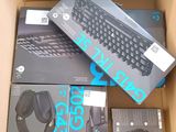 une boîte contenant un clavier et un casque