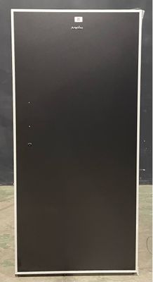 une photo d'un réfrigérateur noir posé sur un parquet