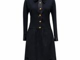 une robe noire sur un mannequin sur fond blanc
