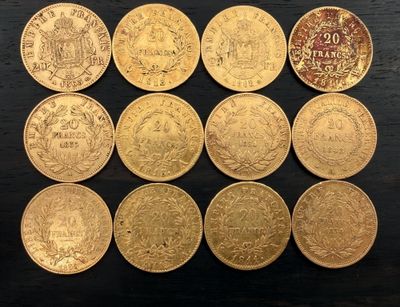 gros plan d'un paquet de pièces de monnaie posé sur une table