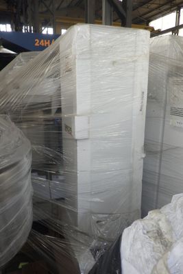 une grande pile de matelas blancs dans un entrepôt