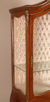 Vitrine ouvrant par une porte, de forme galbée toutes faces,… (photo 5)