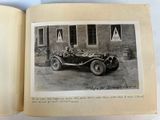 une vieille photo d'un homme et d'une femme dans une voiture