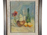 peinture à l'huile encadrée représentant une nature morte composée de fleurs et de bouteilles posées sur une table