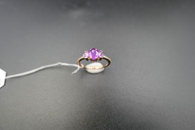 un gros plan d'une bague posée sur une table, à laquelle est attachée une ficelle