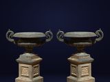 une paire d'urnes anciennes sur des socles, sur un fond bleu foncé
