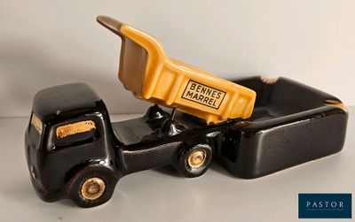 un camion jouet noir avec une benne jaune à l'arrière