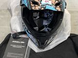 un casque posé sur un sac