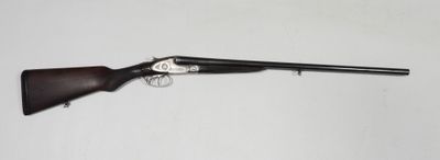 un fusil posé sur une table