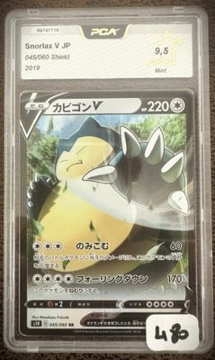 gros plan d'une carte pokemon dans un étui en plastique