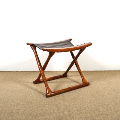 une image représentant un petit tabouret en bois et en cuir