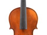 gros plan d'un violon avec un archet sur fond blanc