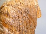 statue d'une femme tenant un bébé dans ses bras, posée sur une table