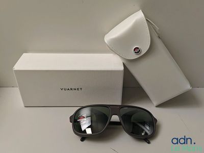 une paire de lunettes de soleil posée sur une table à côté d'une boîte