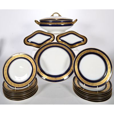 un grand nombre d'assiettes posées sur une table