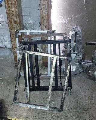 une photo d'un châssis de fenêtre cassé dans une pièce