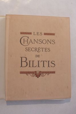 un livre ouvert sur une table blanche