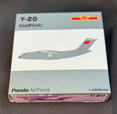 une boîte sur laquelle est représenté un avion
