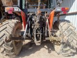 un tracteur garé devant un bâtiment