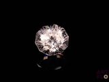 gros plan d'un diamant blanc sur une surface noire