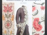 une image représentant un livre sur lequel figure l'illustration d'un homme vêtu d'un manteau et d'un pantalon
