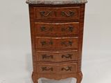 une vieille commode en bois avec un plateau en marbre