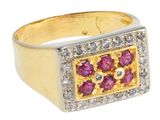 gros plan d'une bague en or et diamants sur fond blanc