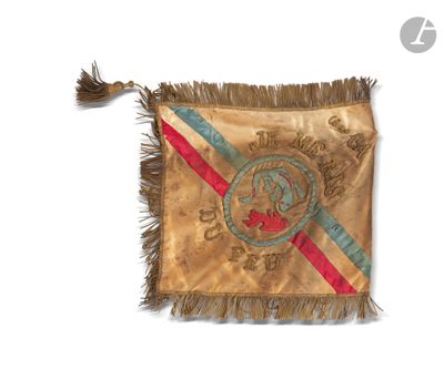 un vieux drapeau orné d'un motif rouge, blanc et bleu