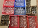 Des cartons contenant des verres à vin et des bouteilles vides sont posés par terre