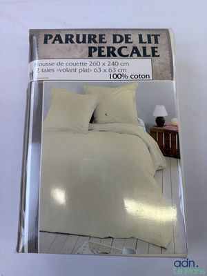packaging of a bed with two pillows and a pillow case