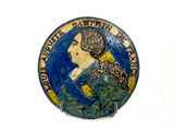 un bouton bleu et jaune sur lequel figure l'image d'une femme