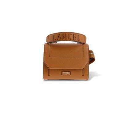 un sac en cuir marron muni d'une poignée et d'une bandoulière