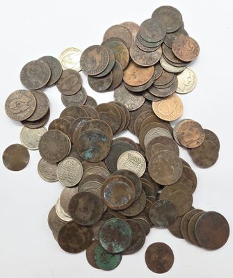 une pile de vieilles pièces de monnaie sur une surface blanche
