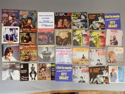 beaucoup de livres accrochés au mur d'une pièce