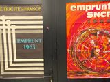 deux affiches accrochées au mur d'un immeuble de bureaux