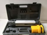 une boîte à outils ouverte contenant un marteau et d'autres outils