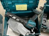 une boîte à outils bleue avec des outils sur le sol